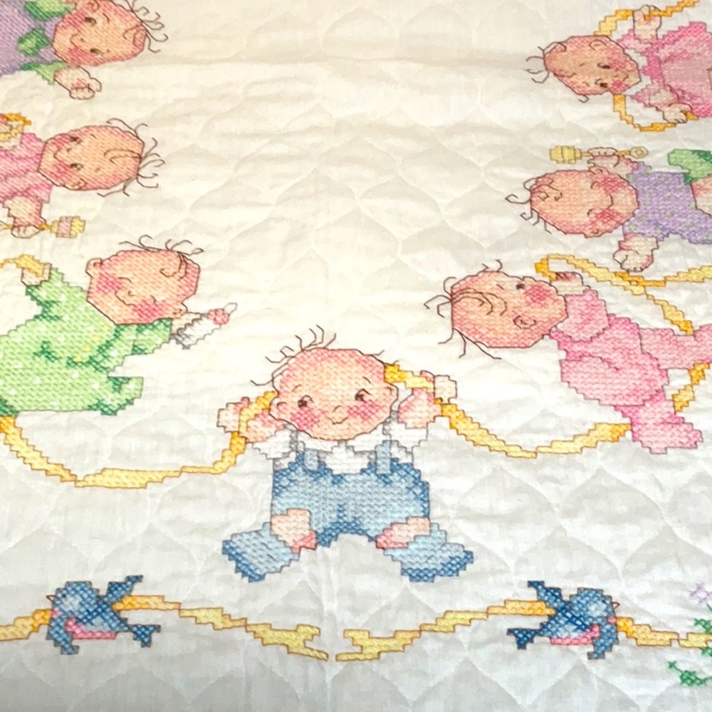 🧡🌼Janlynn Quilted baby crib cover. Hand cross stitched 1995. vintage